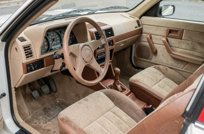 Intérieur vintage Peugeot 305 cabriolet tableau de bord années 80 sièges tissu usé